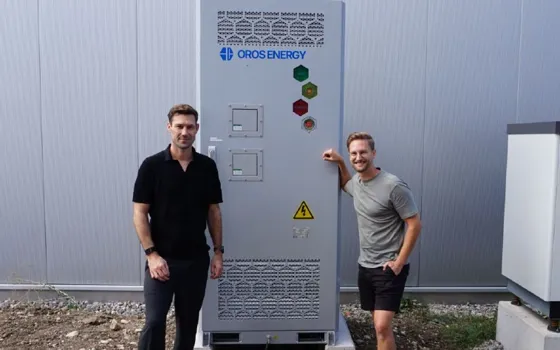 Zwei Männer vor dem Oros-ENERGY-Speicherkabinett am Standort von el Padel in Winterthur