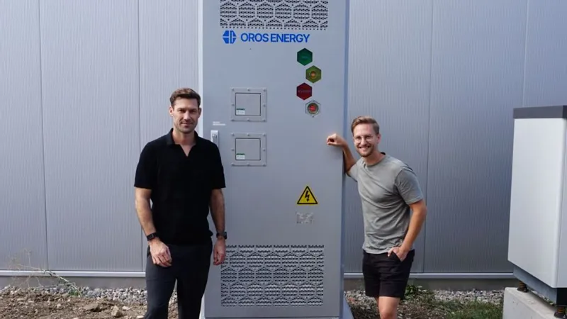 Zwei Männer vor dem Oros-ENERGY-Speicherkabinett am Standort von el Padel in Winterthur
